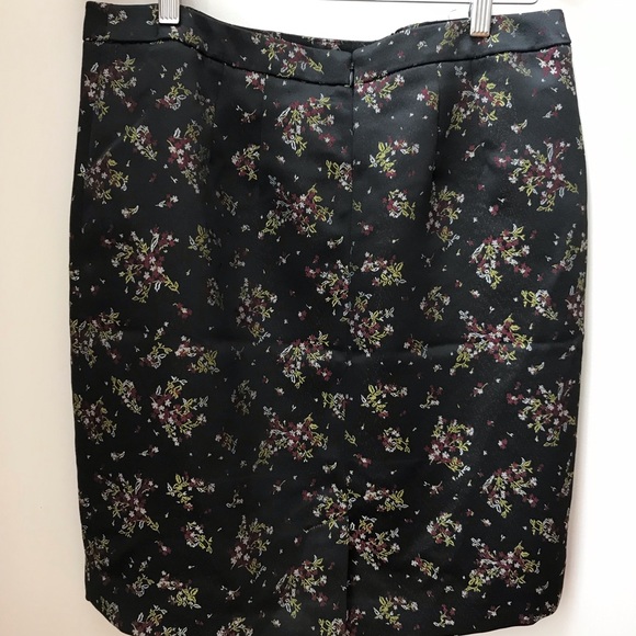 Loft skirt - satin and « embroidery » - delicate motif - - Picture 1 of 8